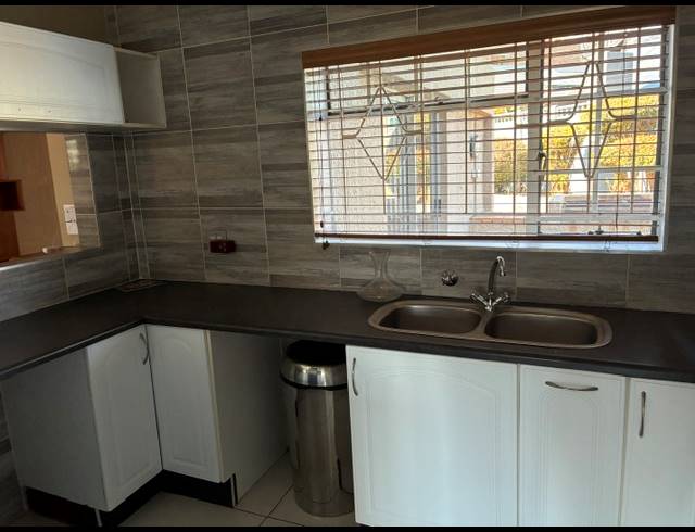5 BEDROOM HOUSE FOR SALE IN HURLYVALE